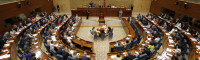 La Asamblea de Madrid sólo tiene una diputada rasa, los otros 128 tienen “extras”
