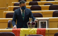 David Muñoz: el sueldo del senador de la corona, la bandera y el retrato del rey
